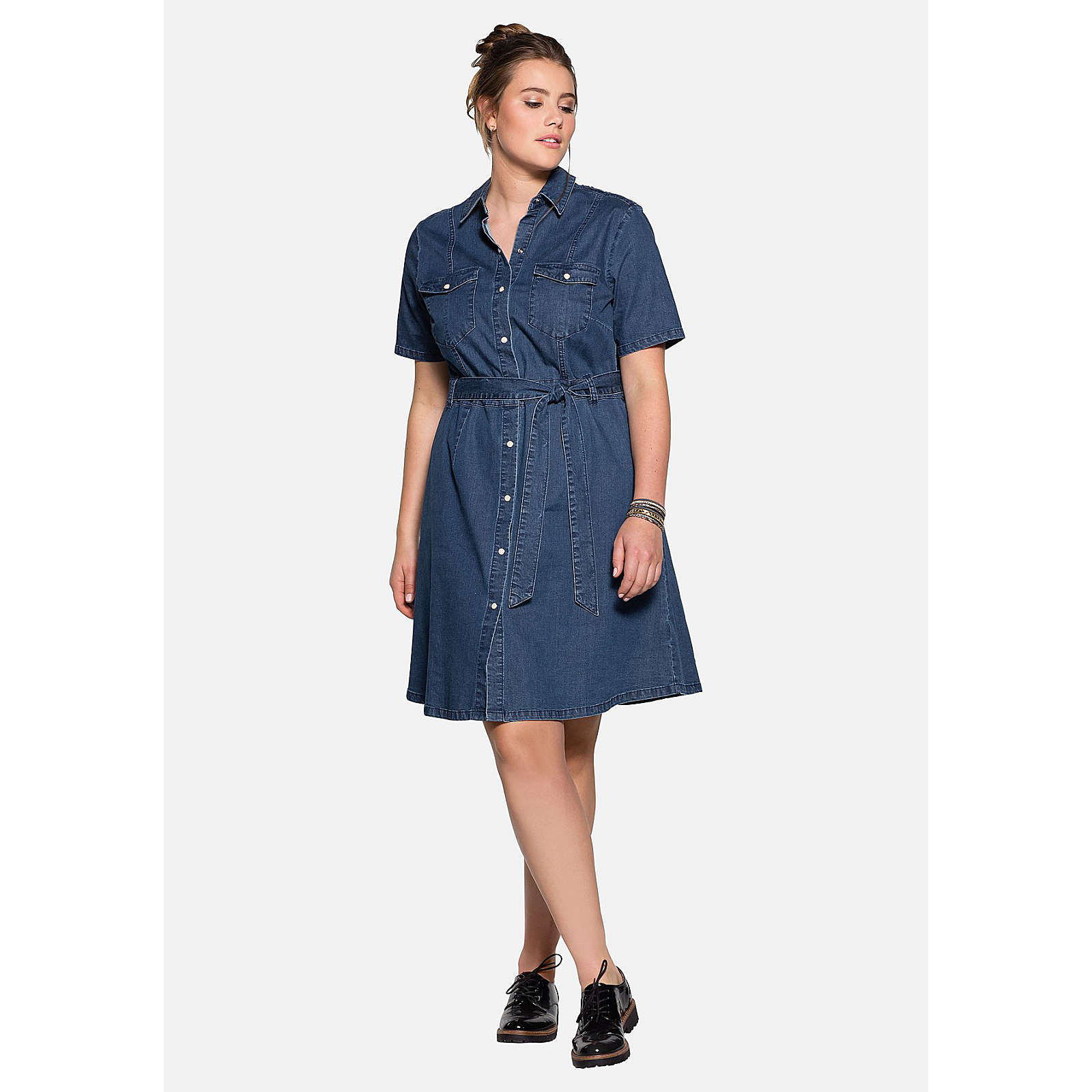sheego Jeanskleid mit Brusttaschen Jeanskleider denim Damen Gr. 52 sheego Jeanskleid mit Brusttaschen Jeanskleider denim Damen Gr. 52