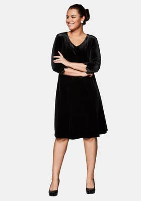 sheego Samtkleid mit modernen Ärmel-Cut-Outs Kleider
