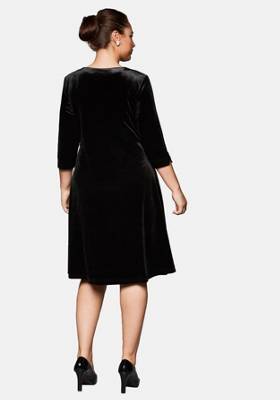 sheego Samtkleid mit modernen Ärmel-Cut-Outs Kleider 2