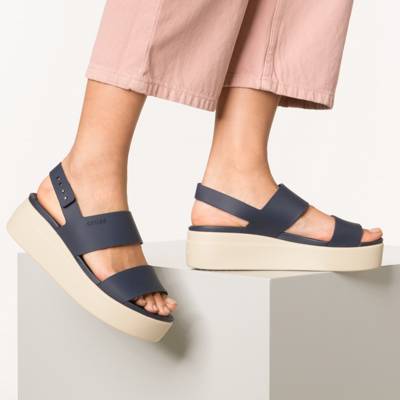 Crocs Brooklyn Low Wedge W Klassische Sandalen 2